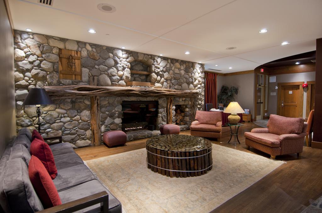 Lodging Ovations Hotell Whistler Exteriör bild