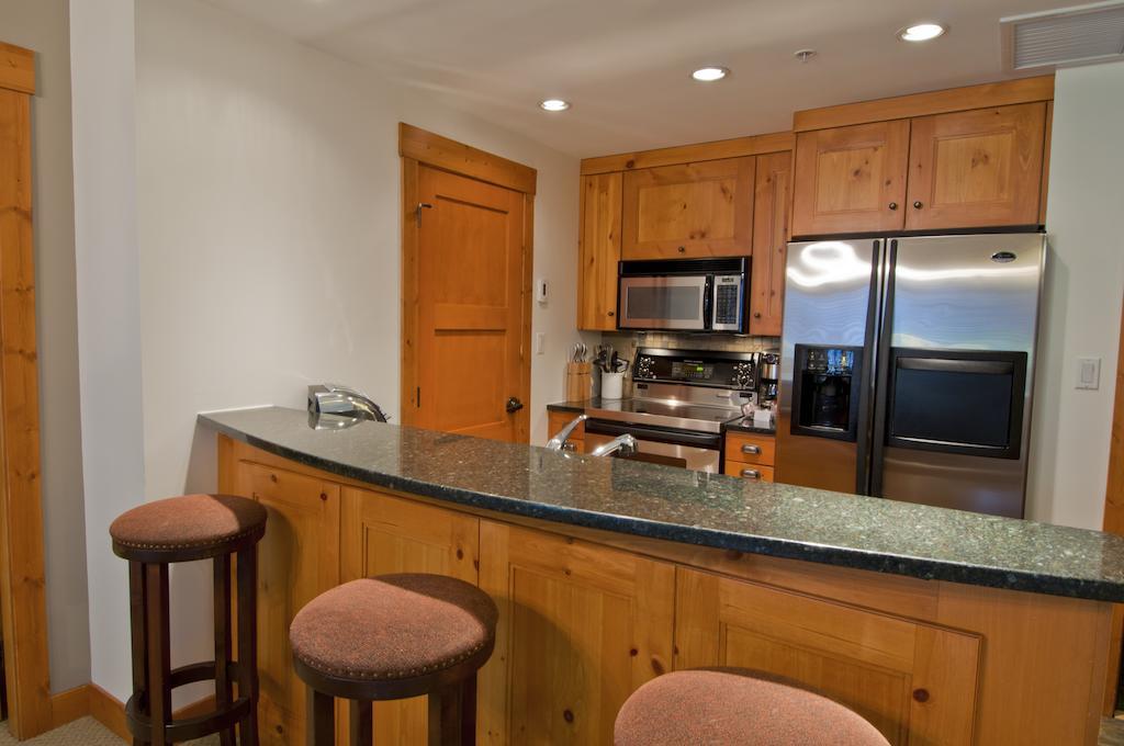 Lodging Ovations Hotell Whistler Exteriör bild