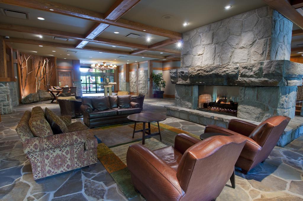 Lodging Ovations Hotell Whistler Exteriör bild