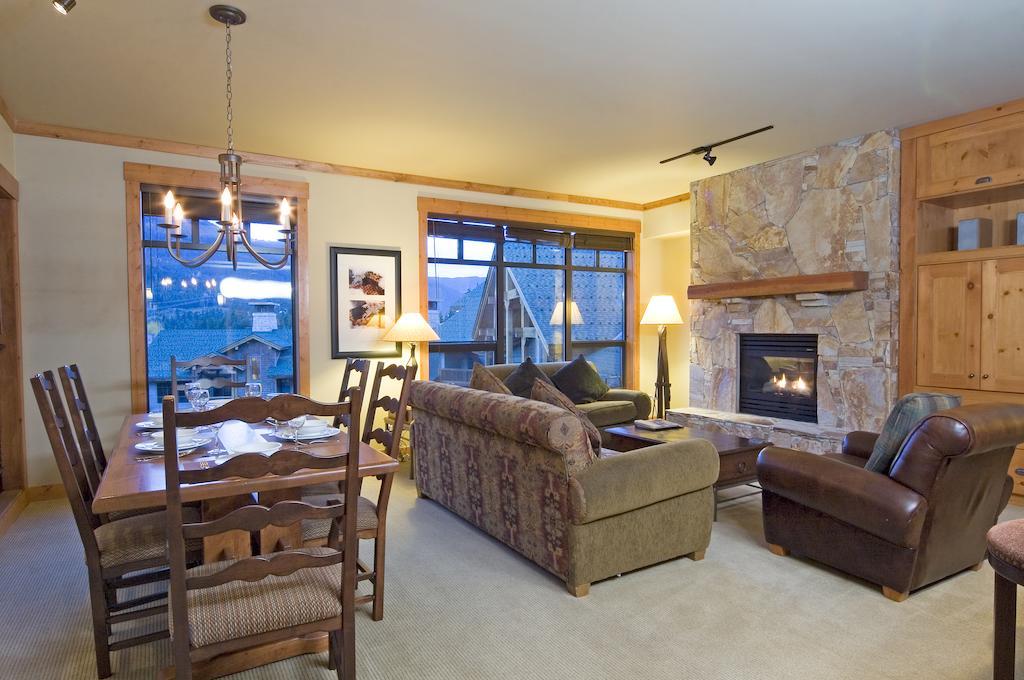Lodging Ovations Hotell Whistler Exteriör bild