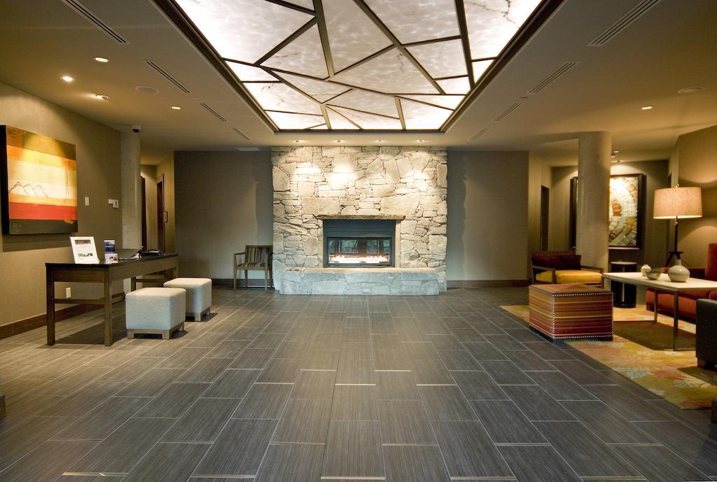 Lodging Ovations Hotell Whistler Exteriör bild