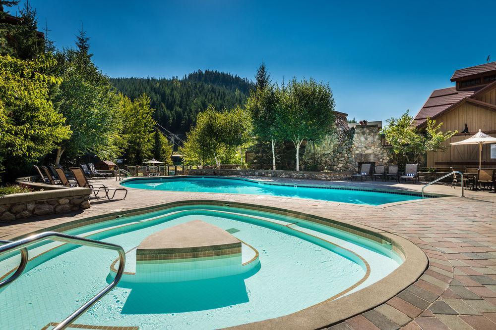 Lodging Ovations Hotell Whistler Exteriör bild